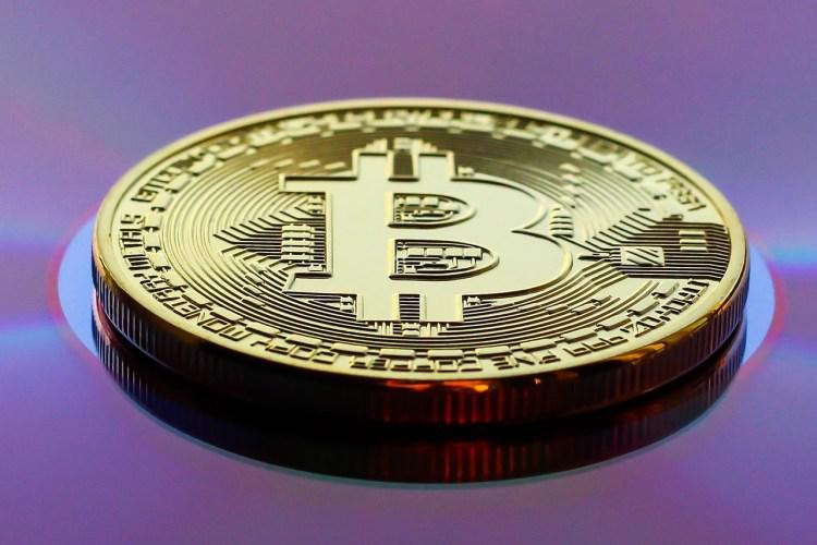 黄金市值下跌数万亿美元，比特币保持稳定——这意味着什么？